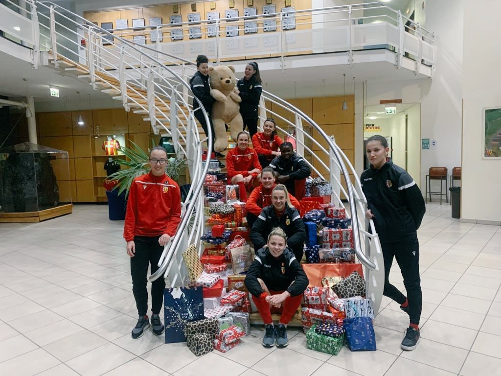 #LeNoelDesEnfants 🎁

Avec plus de 150 cadeaux offerts, le <a href="/RCLensFeminin/">RC Lens Féminin</a> participe également à <a href="/LNoelDesEnfants/">Le Noël des enfants</a> !

#RCLensFéminin #JouonsLaCollectif #rclens