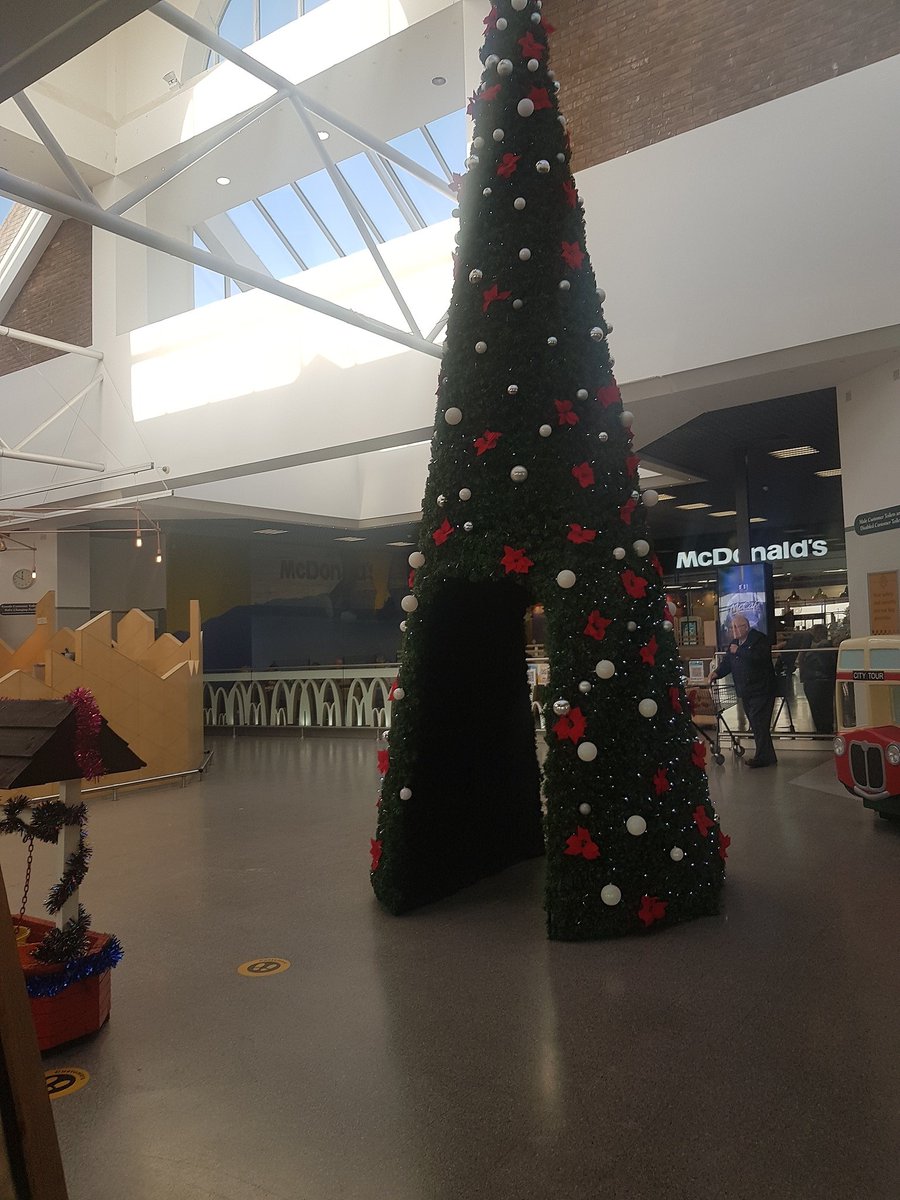 Did you see your local PCSO out in Holmbush shopping centre yesterday? 

They were patrolling as part of #OperationTinsel deterring shoplifters and creating a safer shopping experience. 

PCSO's were also in Durrington yesterday, where will they pop up next🤷🏼‍♀️ 

#39826 #37348🎄