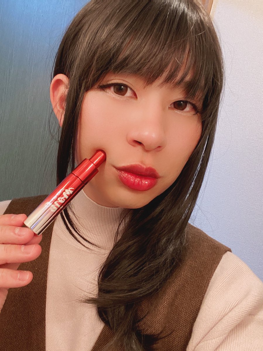 さりな 自分の厚い唇があまり好きではなかったので もうトゥルトゥルにしてしまえとゆー逆転の発想 オス感強め 女装