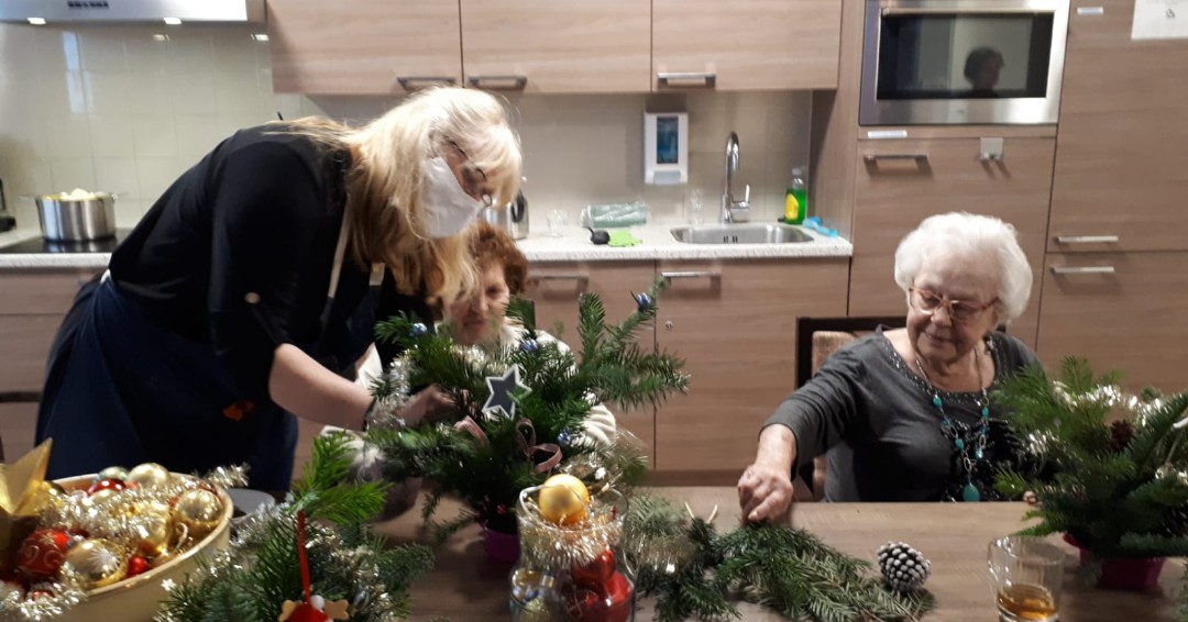 Kloek_wonenzorg's tweet photo. Vorige week hielpen onze bewoners met het optuigen van de kerstbomen. 
Deze week maken ze Kerststukjes. Kijk een shoe mooi: 

#kerst #dementie #zorg #roosendaal #amsterdam https://t.co/72VU4fIZKI