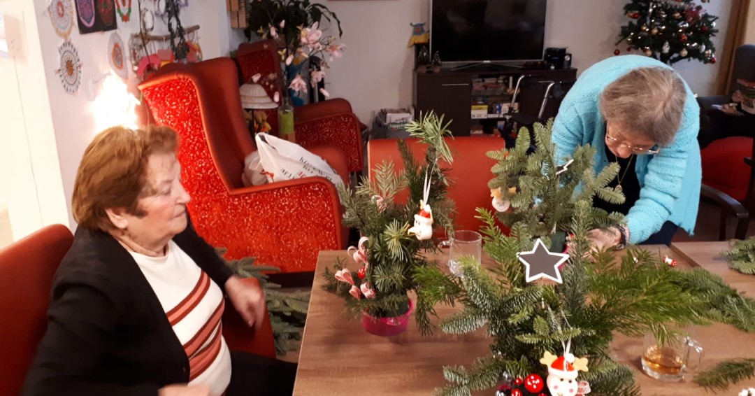 Kloek_wonenzorg's tweet photo. Vorige week hielpen onze bewoners met het optuigen van de kerstbomen. 
Deze week maken ze Kerststukjes. Kijk een shoe mooi: 

#kerst #dementie #zorg #roosendaal #amsterdam https://t.co/72VU4fIZKI