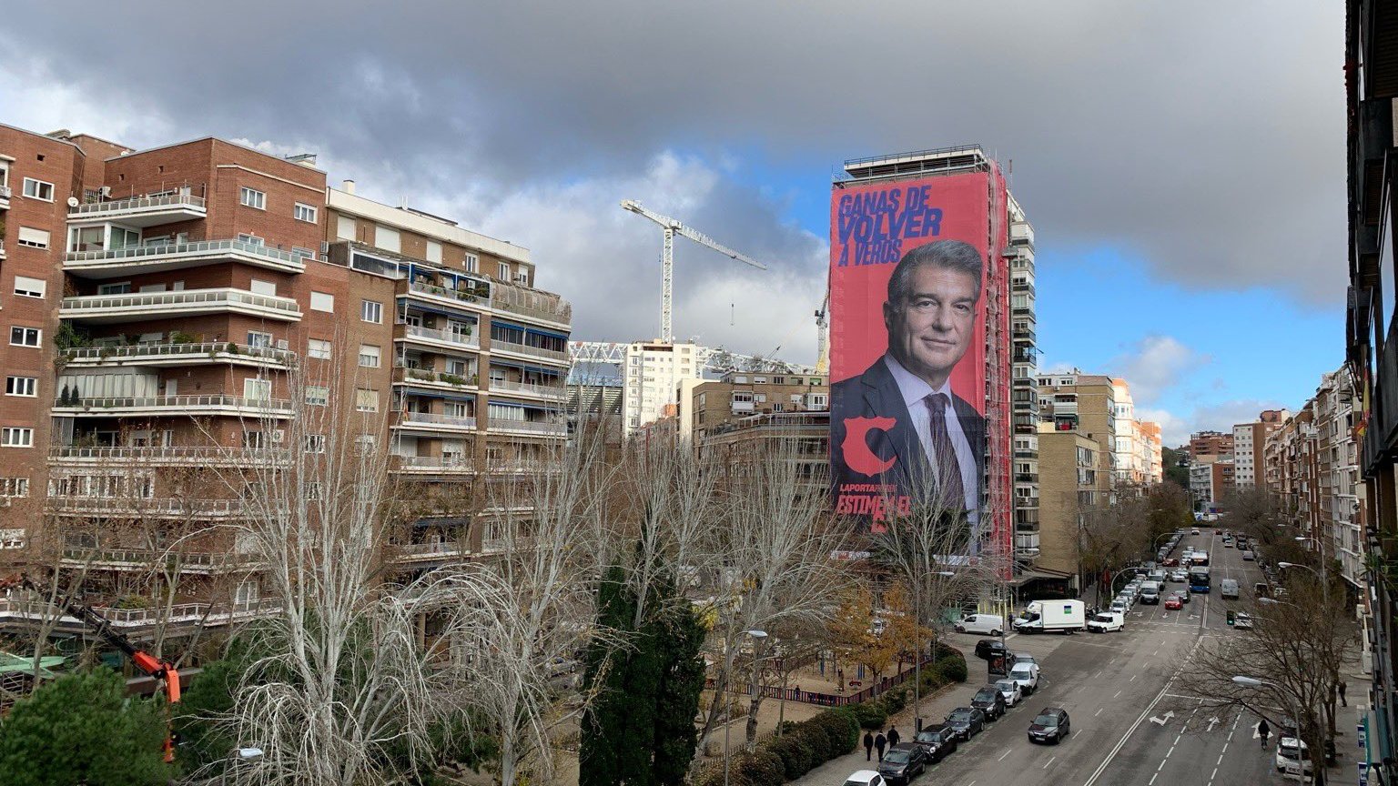 El cartel de Joan Laporta y, de fondo, el Santiago Bernabéu en obras.