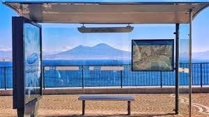 Questa che abbiamo a Napoli non è una fermata d'autobus.
E' un tempietto votivo alla Bellezza.