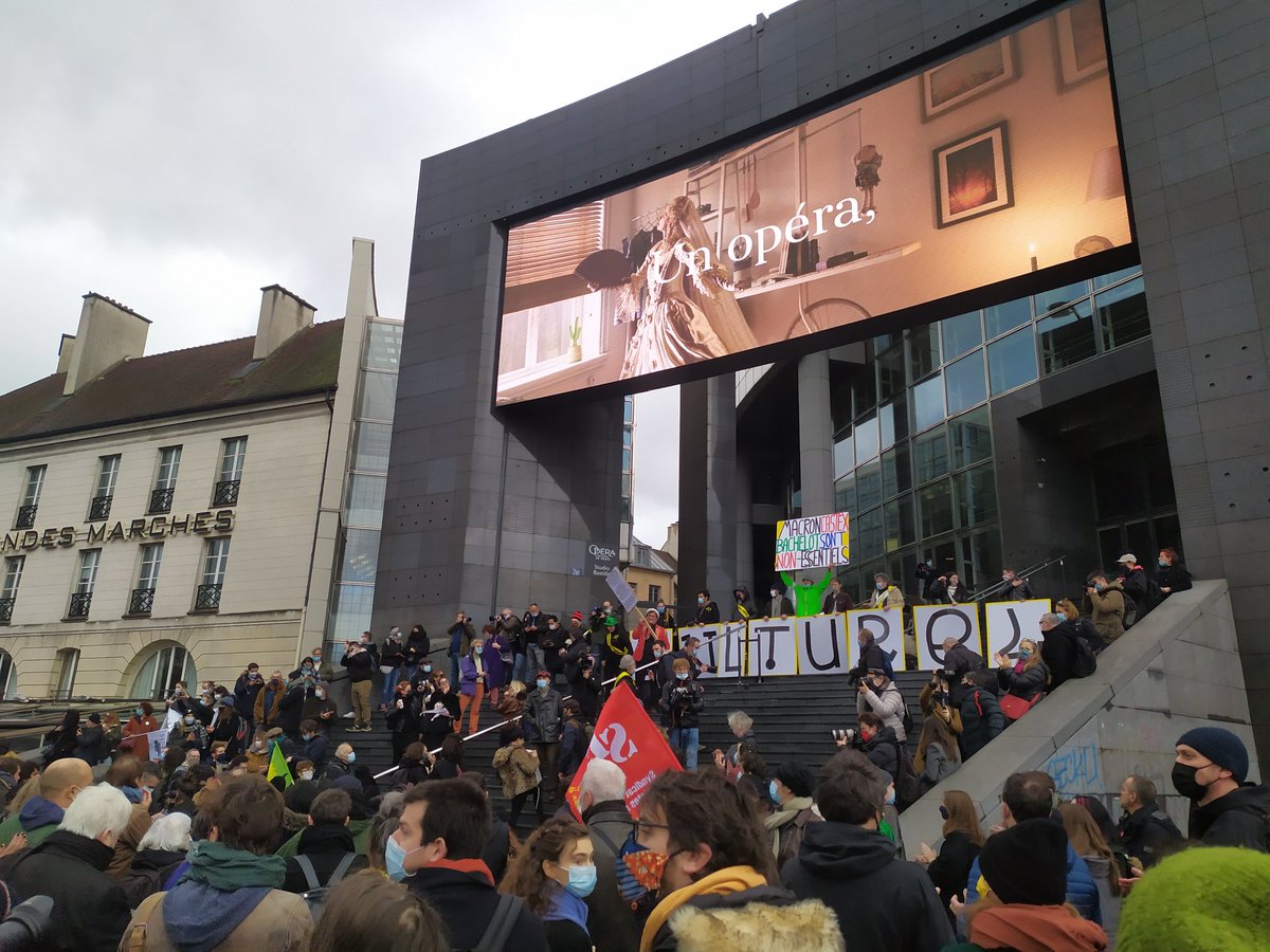 [Thread] A l'appel de la #cgtir , le monde de la culture se réunit place de la Bastille à Paris pour protester contre la fermeture des lieux culturels qui auraient dû réouvrir aujourd'hui. "De l'air pour la culture" commencent à chanter les manifestants.