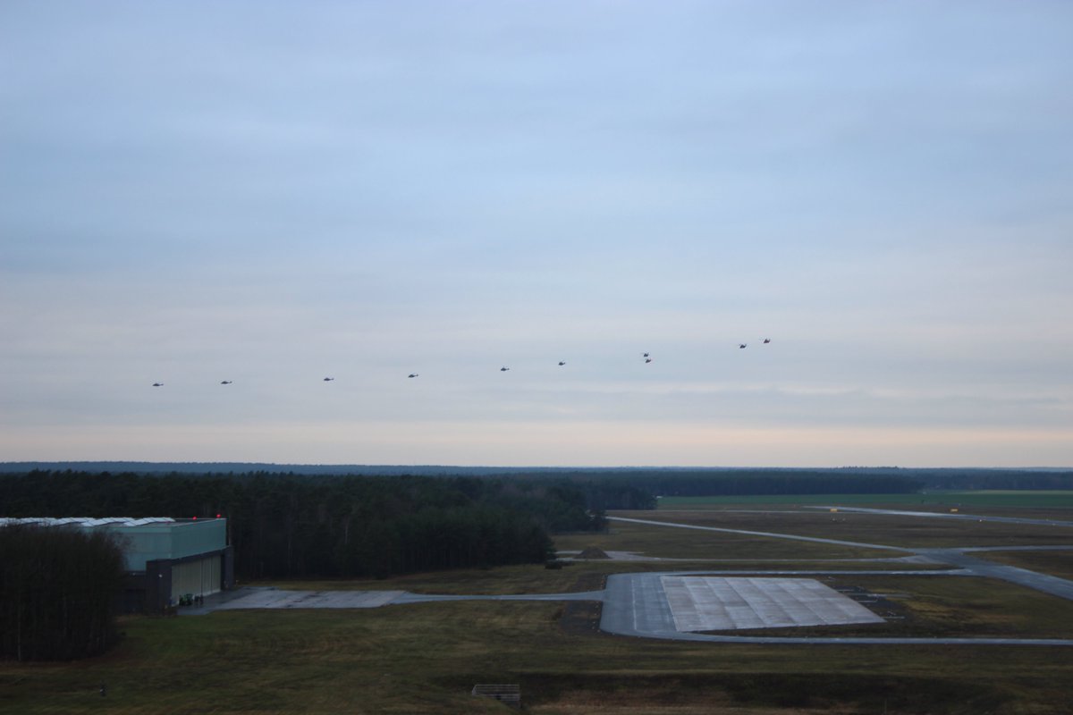 Inspekteur_Heer's tweet photo. #Formationsflug mit Punktlandung! Gratulation an die #Heideflieger und die Flotte #NH90 zur Erfüllung der Jahresausbildungsflugziele! Mit 6.000 h wurde das geplante Soll in 2020 für die gesamte Flotte erreicht. Klasse Leistung! #WIRSINDDASHEER https://t.co/SBKkHvNYwS