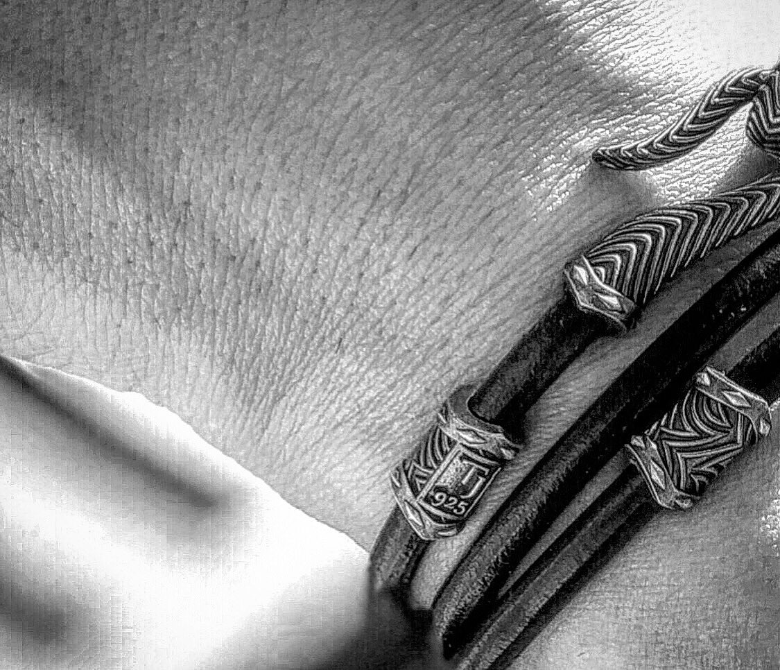 ThujaJewels's tweet photo. It’s a story behind or an adventure promised, that teases..

#ThujaJewels #SnakeCollection #style #chic #luxury #fashion #jewels #jewelry #jewellery #finejewelry #finejewellery #mensjewelry #mensjewellery #mensbracelet #mensbracelets #musthave #man #men #mensfashion https://t.co/pG6XaAHzRV