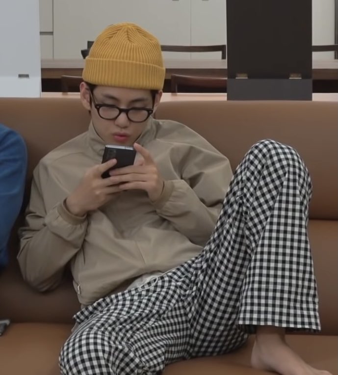 黄色のニット帽にチェックのパンツのキムテヒョンくんほんまに可愛い