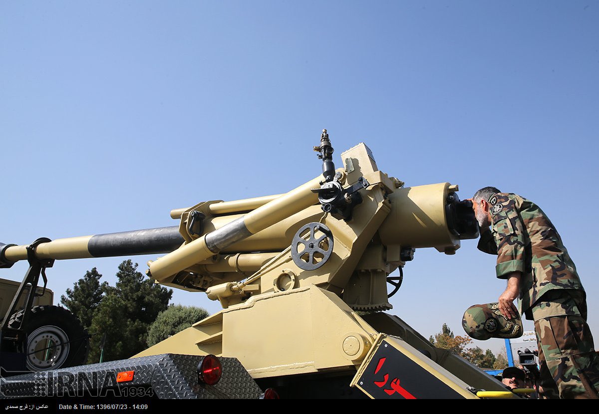 Minor_weapon_'s tweet photo. Ashura
イランが開発した155mm自走砲。GC-45 155mm稲弾砲とIVECO社製のトラックを使用している。本来のGC-45と同じ性能ならば、ベースブリード弾による約40キロの最大射程を持つ。
https://t.co/hU9bhSYYEF