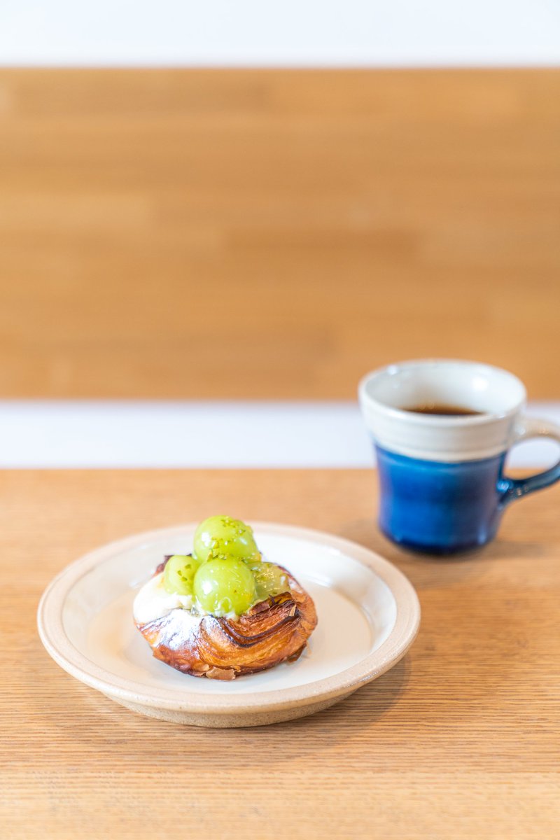 6151 フランス語で 金の豚 を意味するベーカリー ル コションドール 金の豚は 幸せを呼ぶ幸運のシンボルといわれているのだそう 手作りベーカリーは光の当たるカフェでイートインも 出雲の 出西窯 の器を使った珈琲と一緒に召し上がれ パンの