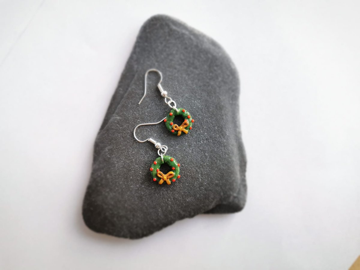 charmagrammer's tweet photo. Small little wreaths with tiny red berries and a golden bow today! Only made once so grab them while you can at https://t.co/YR93YX2rLR
#cute #christmas2020 #earringsoftheday #mini #christmaswreath  #polymerclay #handmade #aberdeen #earrings #ShopLocal #shopsmallbusiness #advent https://t.co/nx4LYduX8F