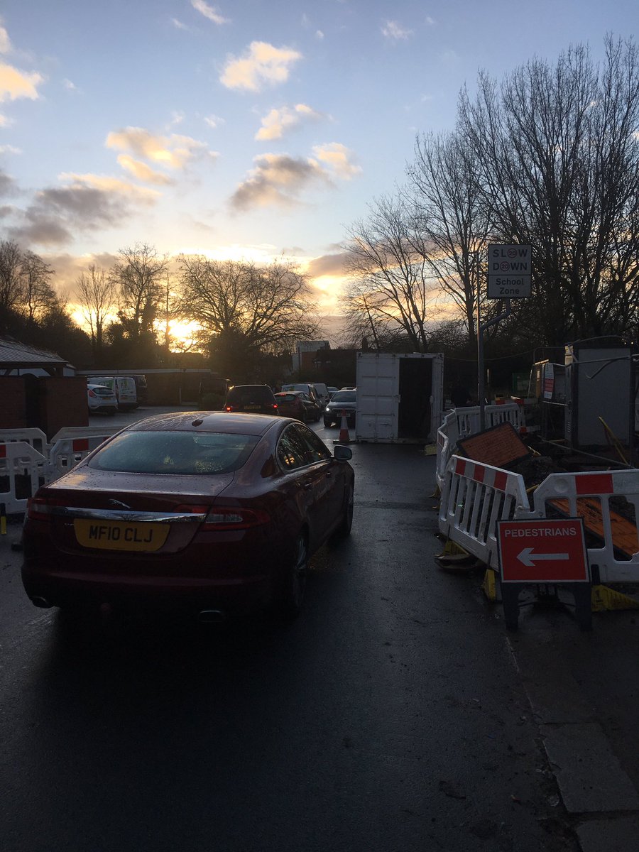 DavidJGrindle's tweet photo. @ButterfieldArch @BrookburnParkin @jpandbrimelows @BrookburnP @NurseryBBurn @hacking4chorltz Apologies if I wasn’t clear but I wasn’t referring to parked vehicles. My photos yesterday illustrated that pedestrians were being forced to walk in the road with no vehicular separation. DM me and I’d be delighted to discuss. https://t.co/IE8vLATvgg