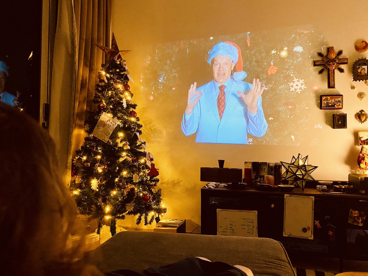 Great livestream tree lighting tonight and so much talent! Happy to be a part of such a wonderful community! Iona loved the #hotchocolate #SAISrocks #cognitaway with <a href="/MrsRASmith/">Rachael Smith</a>