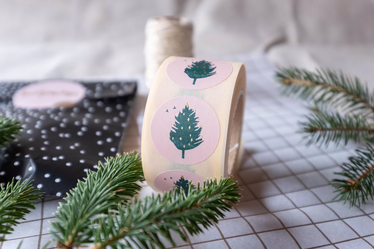 _bylaura's tweet photo. Al kerstkaartjes en stickers voor de kerstcadeau’s in huis? Ik bezorg gratis over het hele eiland! 🥳 
Bestel via https://t.co/AhB47NVO6a en ik pak het leuk voor je in 🎄 #Terschelling #kerst #kerstkaartjes #cadeaus https://t.co/Bb4DO4MKfi