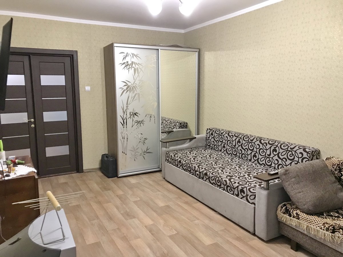 Продается 1-комнатная квартира с ремонтом, Соляные, ост. "Ателье". 6-й этаж кирпичного электро дома, не угловая. Общая площадь - 39 м. кв., кухня - 8 м. кв., srk.com.ua/nedvizhimost/p…