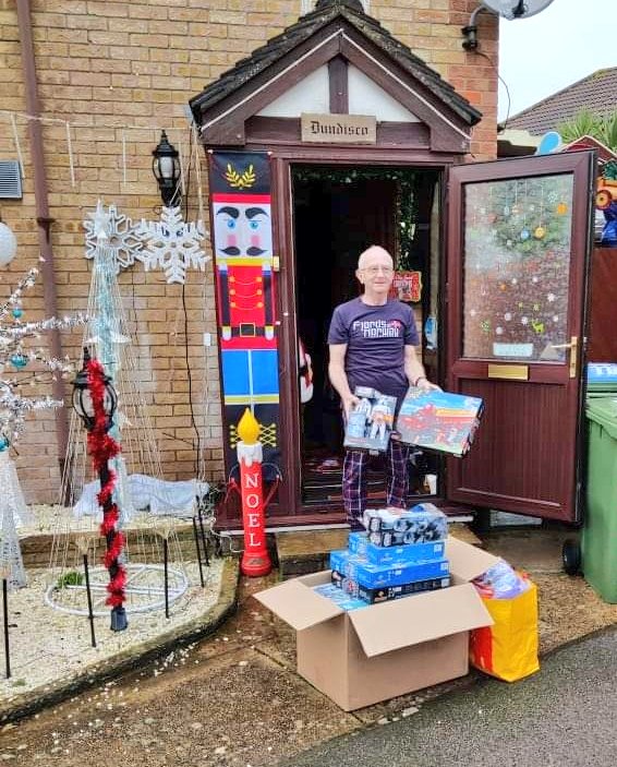 se_shol_com's tweet photo. Father Christmas is alive and well in Sholing, Southampton🎅 #christmas2020 
This lovely man Rob and his wife Rachel donated £500 Toys to the Co-op's  🎄Giving Tree Children's Services Toy appeal 🎄#itswhatwedo @coopuk
@donnaAburrow @Kevbrown0987 @danielbarnes111 @dailyecho https://t.co/RJQCdGfeWg