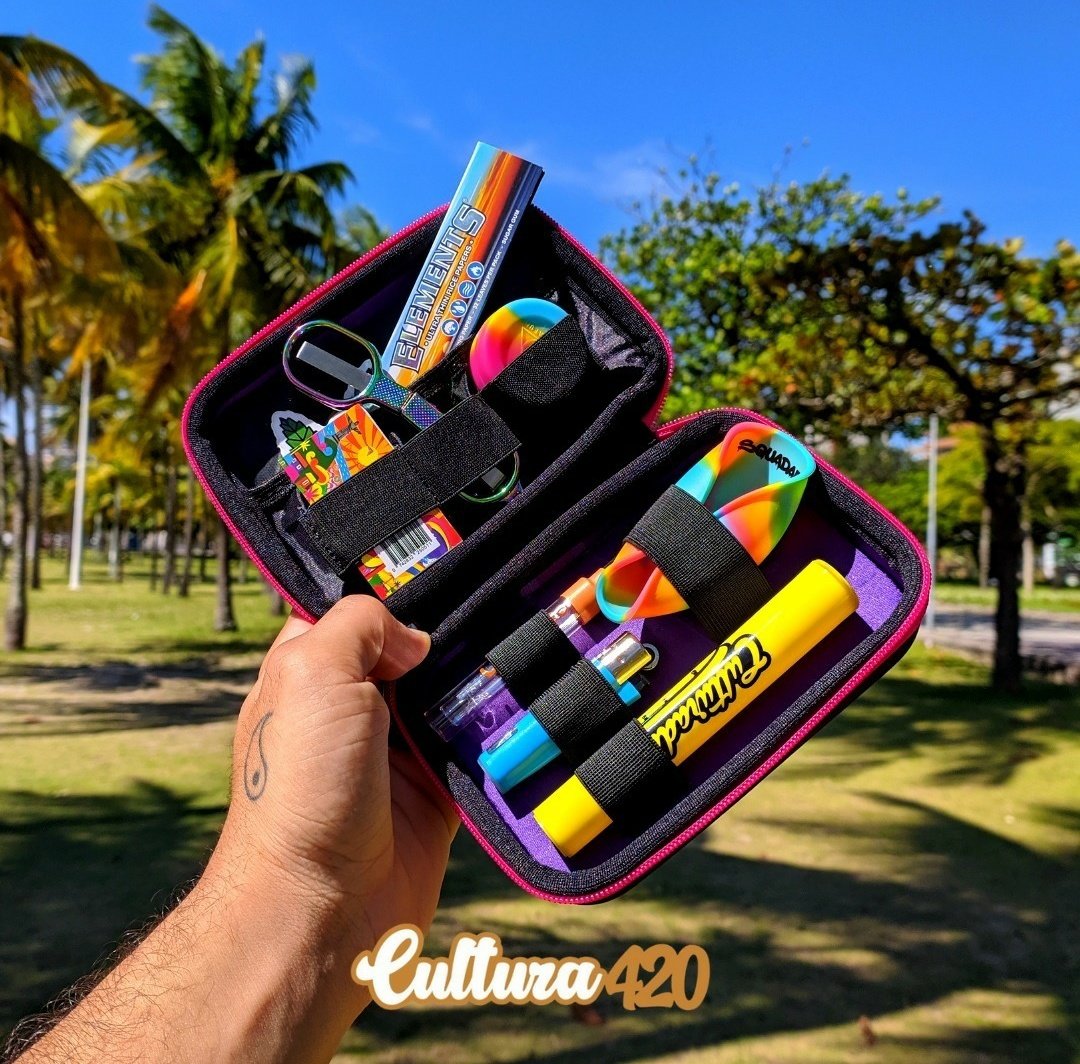 Cultura420br's tweet photo. Kit @PuffLifeBR Colors Premium 🏅
⠀
LIMITADÍSSIMOS 💥
⠀
O kit Colors Premium conta com um mix lindo de cores e esta equipado só com assessórios braaaabos 🤩
⠀
⠀Valor 💸 R$ 249,90

#cultura420 #4i20 #seda #squadafum #oilslick #kit #pufflife #piteira #umdois #cana https://t.co/lpjFEd1OGi