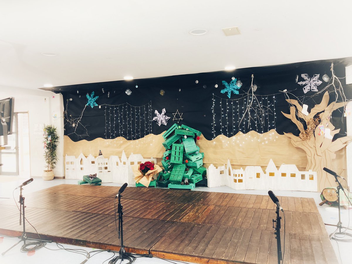 EscolaOlivera's tweet photo. L’Olivera s’il•lumina per festejar el final de trimestre 🎄💫🌟#il•luminemvolpelleres #femescola #fembarri @AMPA_OLIVERA https://t.co/5dytOvjg6E