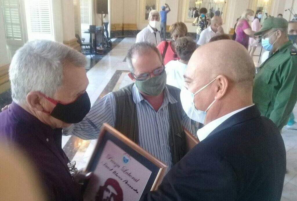 Premio al cultivo de la espiritualidad. En el Día del Trabajador de la Cultura, fueron reconocidos destacados trabajadores y colectivos del sector, en un acto realizado en el Museo de la Revolución. granma.cu/cultura/2020-1…