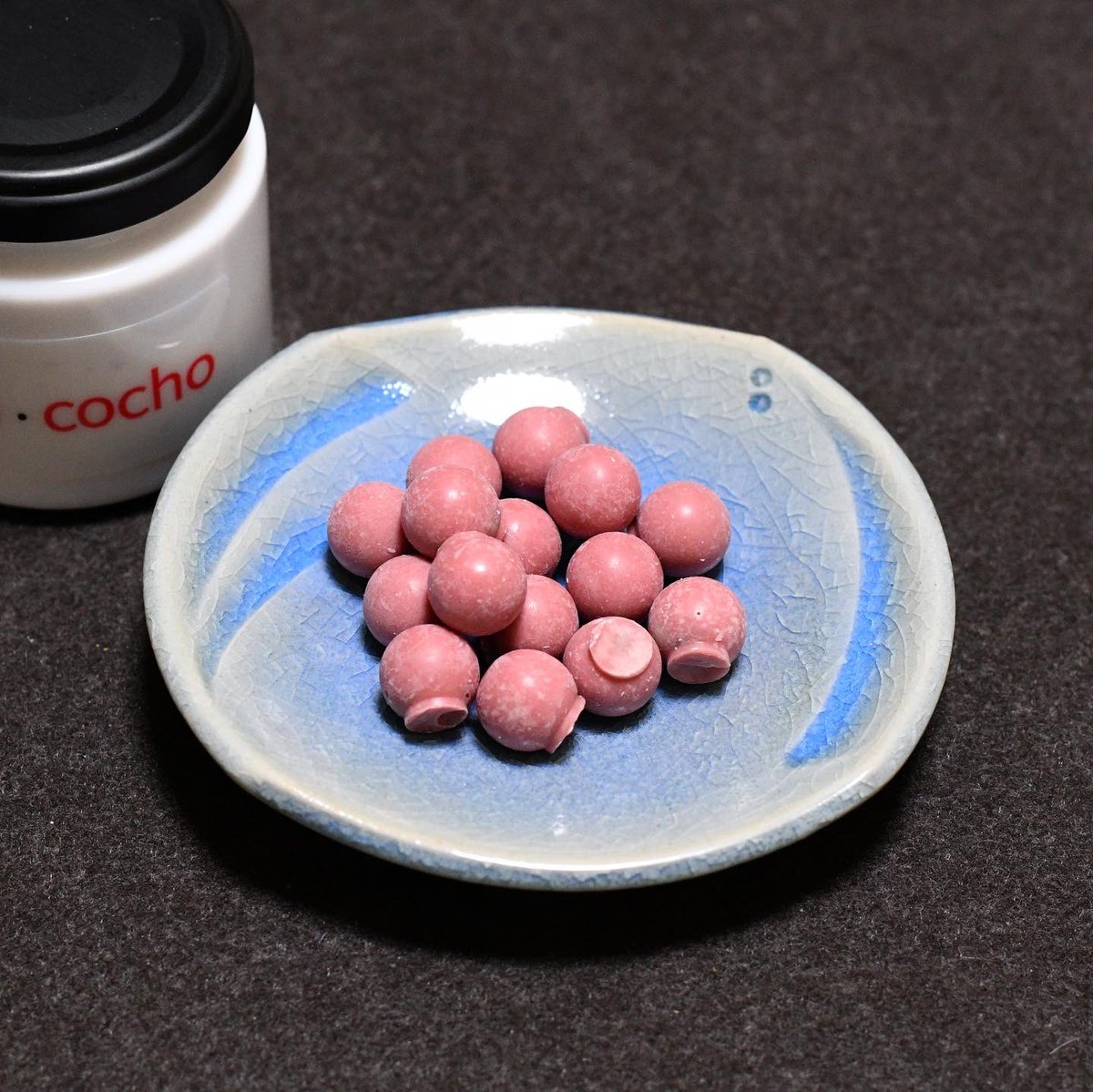 sthkzn's tweet photo. アパッペマヤジフ
生胡椒粒チョコレート「cocho・cocho」というそうです。
4種類からルビーチョコレートを頂きました。
面白くて癖になりそう。甘いチョコレートの後にビシッと生胡椒の刺激がきます。
#コチョコチョ #apappemayajifu #cochococho #freshpepper #納冨尚子 #naokonotomi https://t.co/qEQuA157Kv