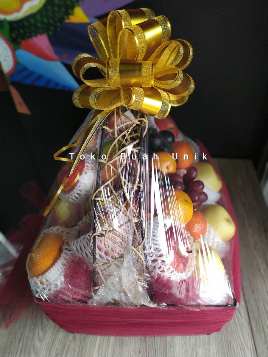 tukangbuahunik's tweet photo. Mau kirim2 Parcel Buah buat kesayangan? Ibunda? Keluarga? Sahabat? Girl next door? Bisa banget! 
Yuk order sebelum ngantri..... 
Dm aja ganteng 😍 nanti dibisikin deh, ihiy
•
•
#Parcel #FruitParcel #Fruitbasket #Christmas2020 #birthdaybash #Friendlyvisit #infojkt #Friendship https://t.co/TIWRPq5kz6