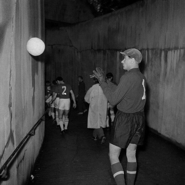 FOTOS HISTORICAS O CHULAS DE FUTBOL - Página 19 EpRyxZ7XYAA4Tq3?format=jpg&name=900x900