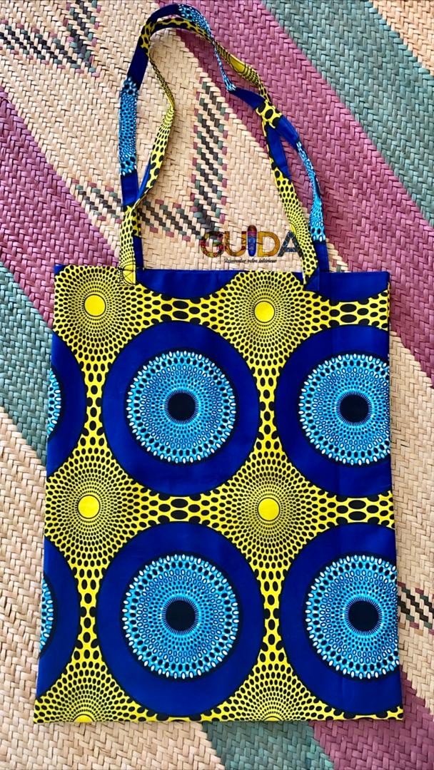 GuidaNiger's tweet photo. Tote bag dispo en boutique 😊 #africantouch #handmade #waxdesing #niamey #noplastic https://t.co/8URxfrg1gw