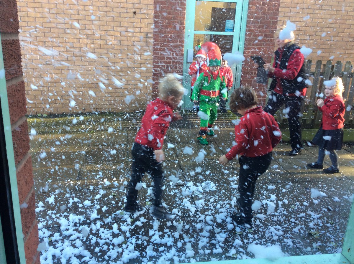 WymeswoldPS's tweet image. We have all just had the most important zoom meeting of the festive season because it was with SANTA! The great man joined us all the way from the North Pole! Rudolph dropped off presents in classrooms and there was even SNOW! Thank you Santa and all of your elves🎅 ⛄️ ❄️