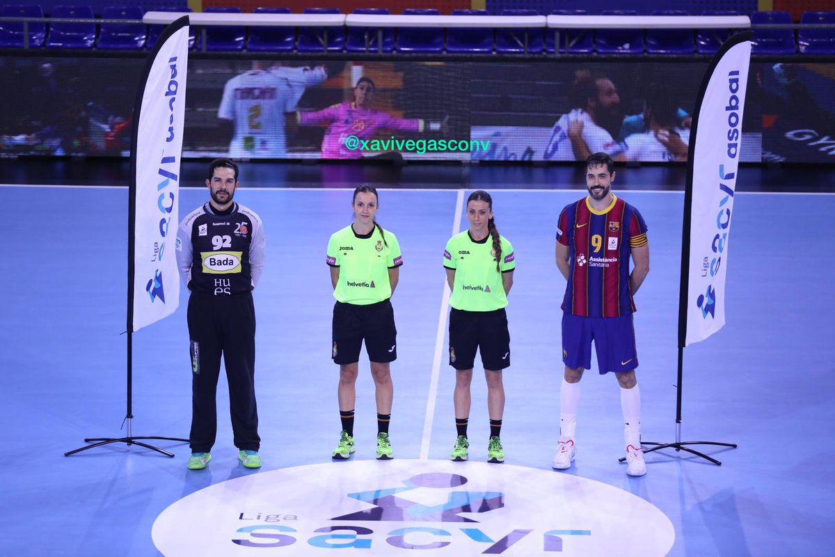 xavivegasconv's tweet photo. #WalkingReferee | Debut oficial de @LorenaGarcia_3 y Tania Rodríguez en @ASOBAL.
Duelo entre el @FCBhandbol vs @BmHuesca https://t.co/HOdakILbZl