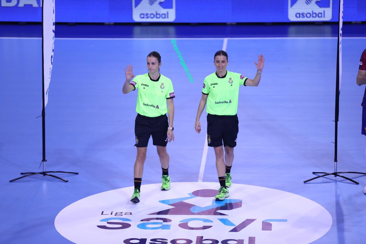 xavivegasconv's tweet photo. #WalkingReferee | Debut oficial de @LorenaGarcia_3 y Tania Rodríguez en @ASOBAL.
Duelo entre el @FCBhandbol vs @BmHuesca https://t.co/HOdakILbZl