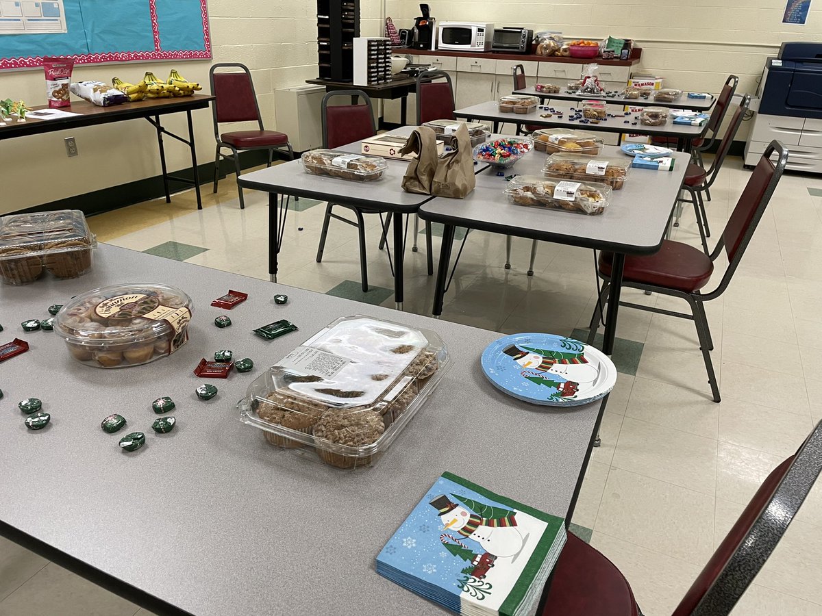 BePAWsitiveMPS's tweet photo. PAWmazing families at Mathewson helped to put our mood meters in the yellow with some delicious grab and go snacks! Thank you all 🐾⛄️😊 https://t.co/23sv8d6sL4