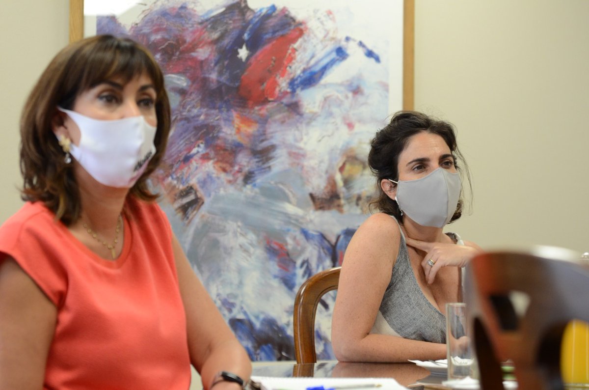 MintrabChile's tweet photo. Ministras @mjose_zaldivar y @monicazalaquett, junto al @SubsePizarro, se reunieron con las senadoras @carolinagoic, @_adrianamunoz, @MarceSabat y @enavonbaer para continuar analizando propuestas acerca de la Licencia Médica Preventiva Parental COVID-19. #CrianzaProtegida https://t.co/02agoRpMDv