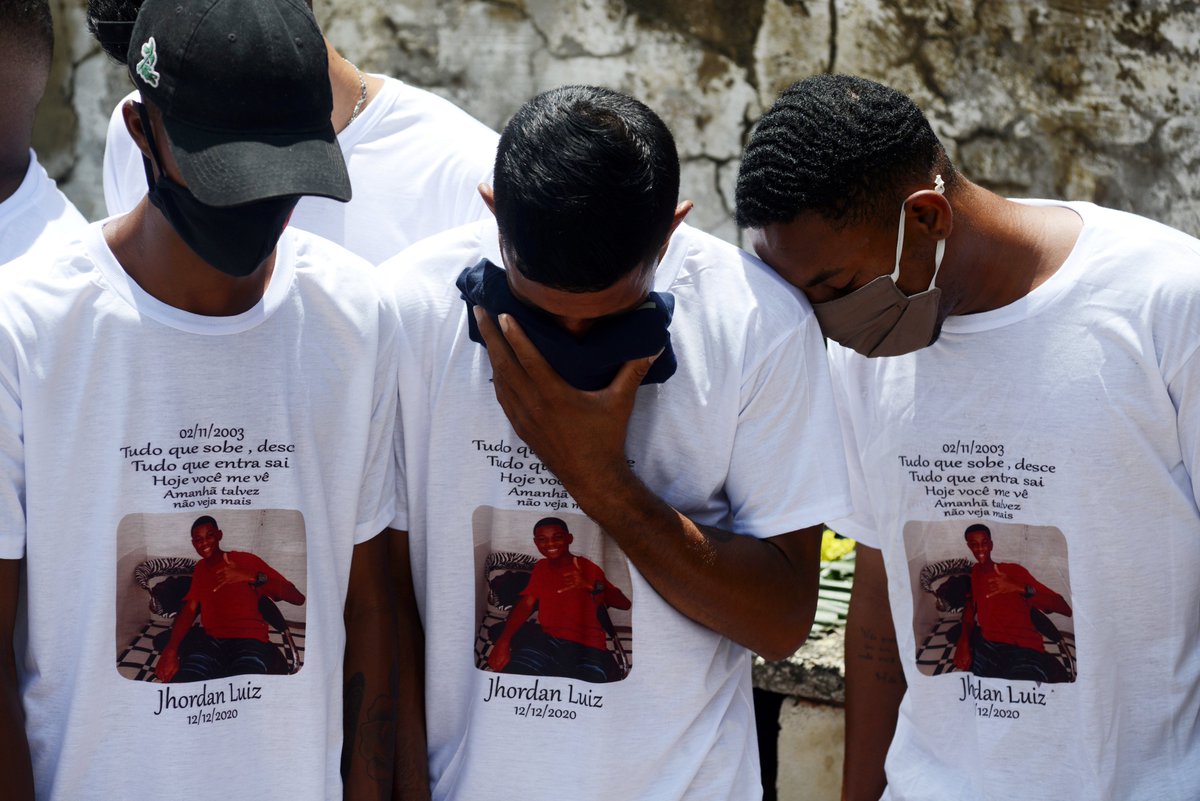 Aj 2 Police Officers In Brazil Were Arrested After Security Video Caught Them Shooting At 2 Young Men On A Motorbike Who Later Turned Up Dead Video Shows Police Handcuffing