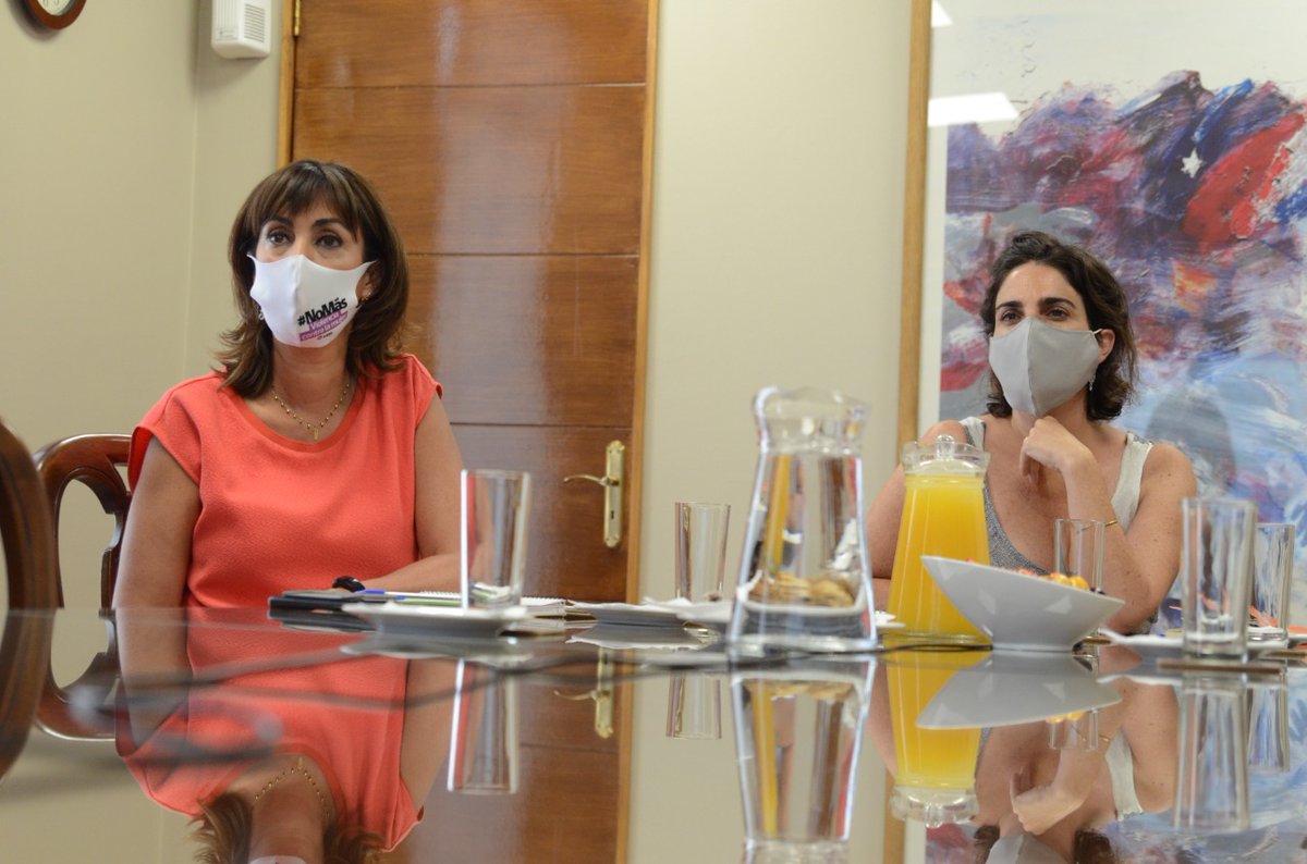 MintrabChile's tweet photo. Ministras @mjose_zaldivar y @monicazalaquett, junto al @SubsePizarro, se reunieron con las senadoras @carolinagoic, @_adrianamunoz, @MarceSabat y @enavonbaer para continuar analizando propuestas acerca de la Licencia Médica Preventiva Parental COVID-19. #CrianzaProtegida https://t.co/02agoRpMDv