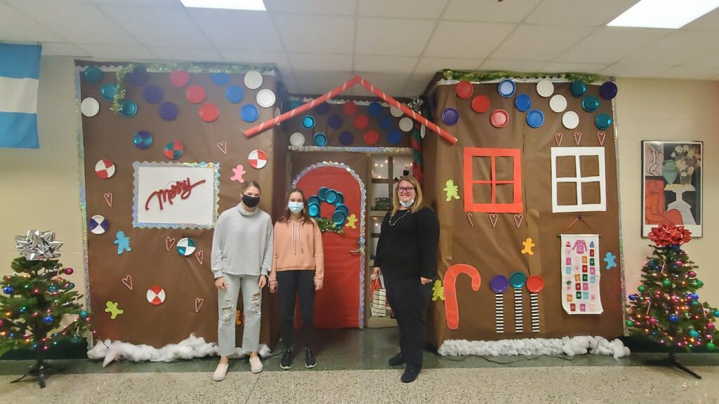 Congrats to the winner of the holiday door decorating contest! Thank you to all teachers and students who participated!