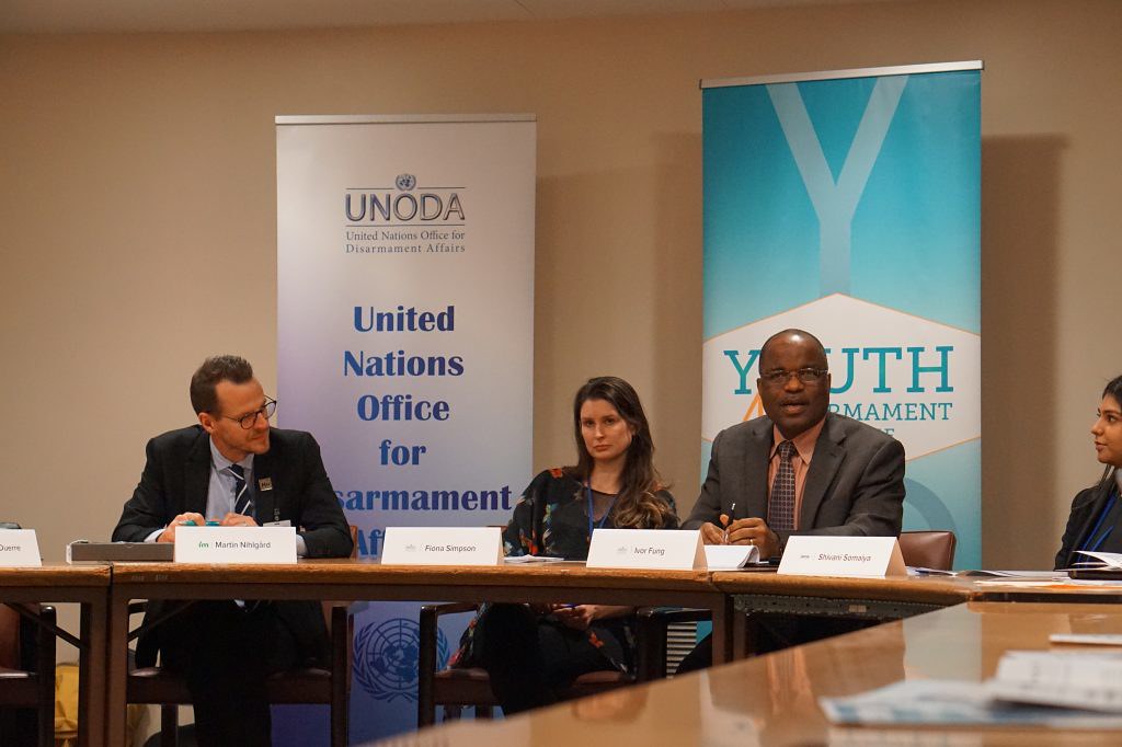 On the same day,  @UN_Disarmament &  @IMsweden hosted an informative meeting with youth advocates to raise awareness of how  #disarmament &  #armscontrol can help save lives and attain the  @GlobalGoalsUN, as part of its  #Youth4Disarmament initiative. (3/4)