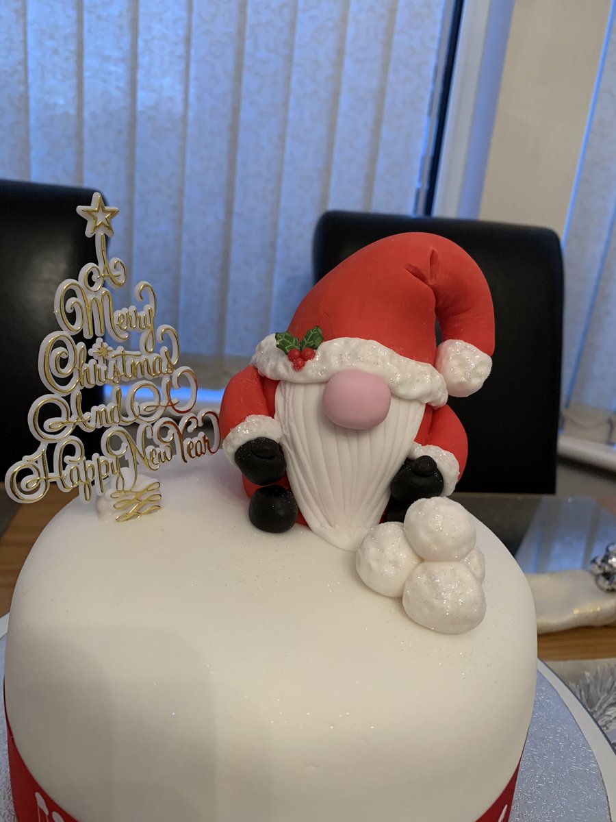 My Christmas cake is all decorated, no leaving it til the last minute this year!! Phew! <a href="/PaulHollywood/">Paul Hollywood</a> <a href="/jamesmartinchef/">James Martin</a>