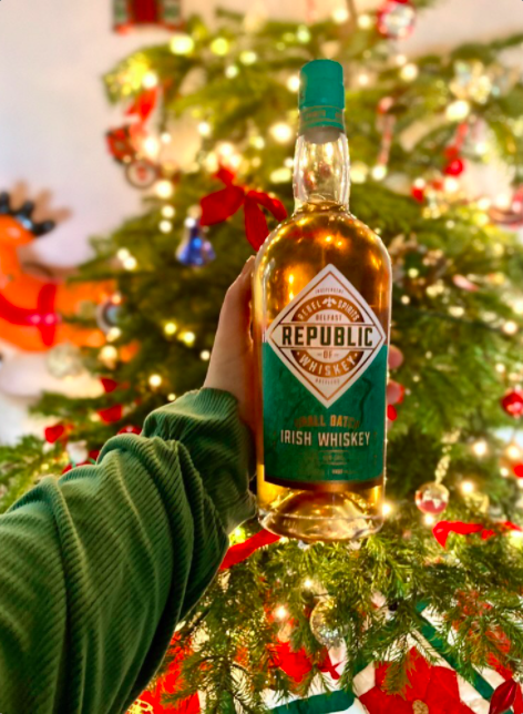 WhiskeyOf's tweet image. Ann-Louise of @RusticRunway delighted with her bottle of the Republic - just in time for Christmas! 

Congratulations again to all the winners of our Instagram competition🎉🎉