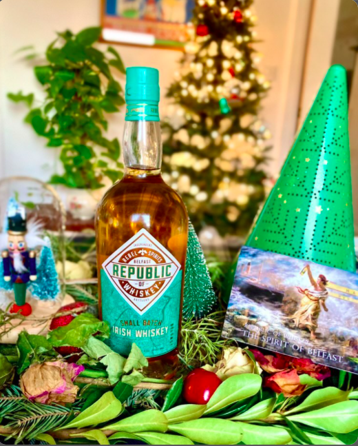 WhiskeyOf's tweet image. Ann-Louise of @RusticRunway delighted with her bottle of the Republic - just in time for Christmas! 

Congratulations again to all the winners of our Instagram competition🎉🎉