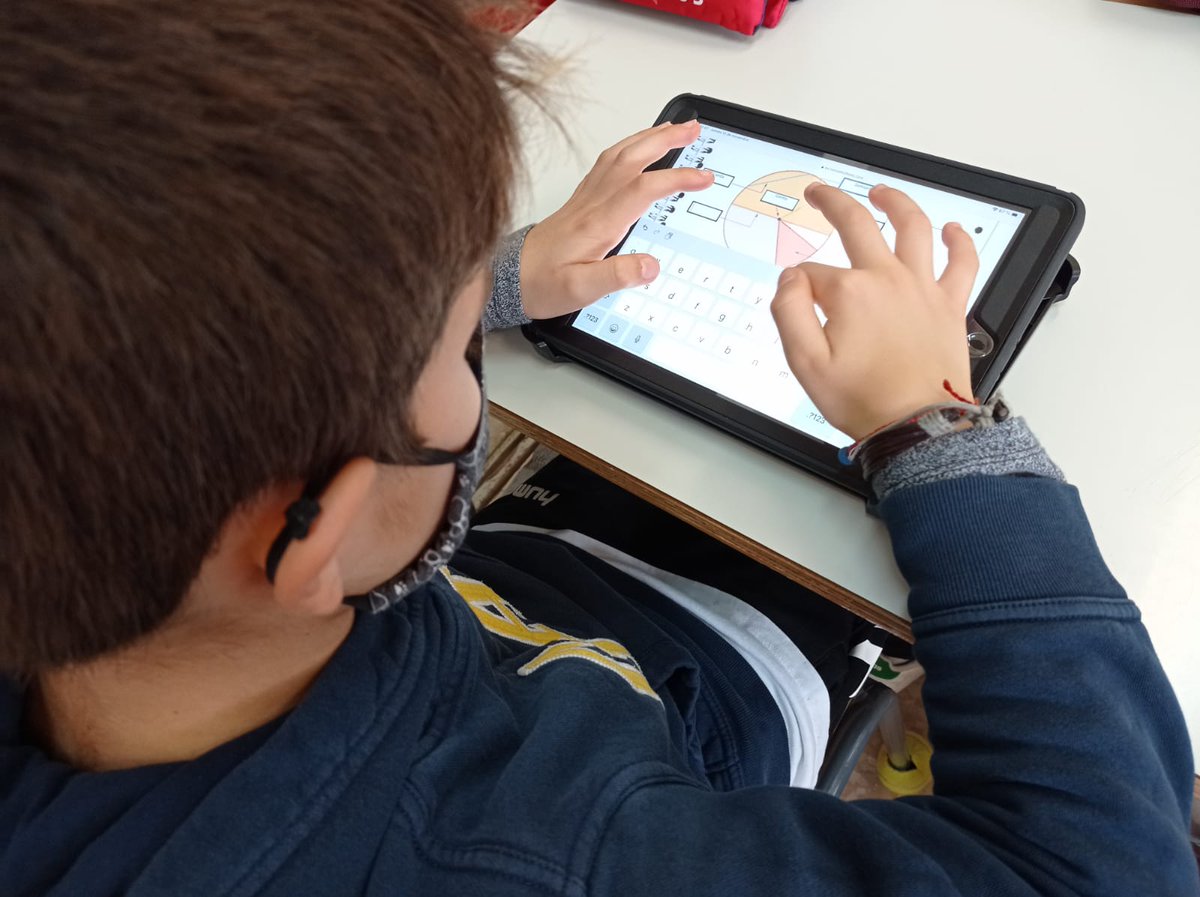 CEBIP_FGL's tweet photo. Fomentamos el uso de las #TIC para hacer partícipes a los alumn@s de manera activa en su formación, mediante recursos interactivos que favorecen el aprendizaje individual y colaborativo 🖥️🖱️💾📀 ¿Transformamos la educación? #educacionsigloXXI #maestroscomprometidos #FGL https://t.co/etDpxd9RRH