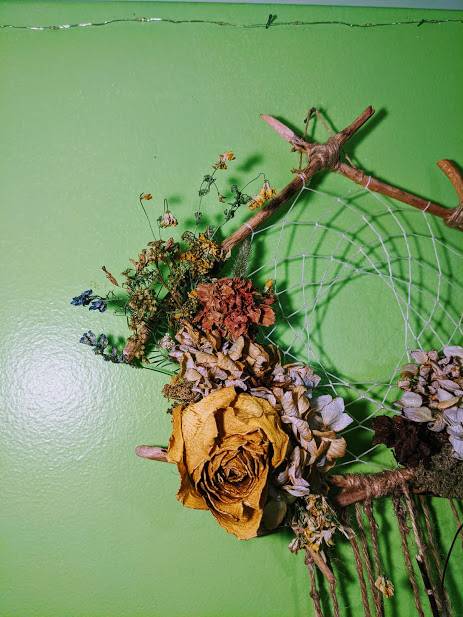 SierraKatarynas's tweet photo. Love yellow roses💛🌹🌿 #foundthings #dreamcatcher #dreamcatchers #art #artist #nature #flower #flowers #hydrangeas #rose #roses #yellow #wildflowers https://t.co/e6ASVu8IPk