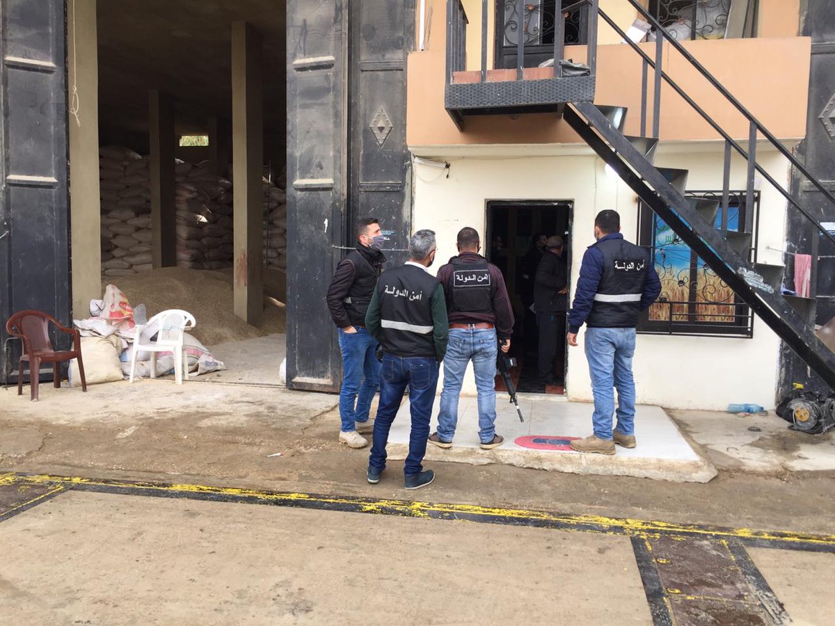 statesecuritylb's tweet photo. مؤازرة رئيس مصلحة الزراعة في عكار في جولة كشف على عدد من المحال المعدة لبيع العلف الحيواني في منطقة عكار، حيث قام بتنظيم إستمارات بالبضائع المدعومة داخل هذه المحال بغية عدم احتكارها او تهريبها. https://t.co/Ncr4pyyMXG