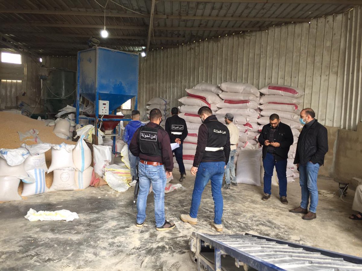 statesecuritylb's tweet photo. مؤازرة رئيس مصلحة الزراعة في عكار في جولة كشف على عدد من المحال المعدة لبيع العلف الحيواني في منطقة عكار، حيث قام بتنظيم إستمارات بالبضائع المدعومة داخل هذه المحال بغية عدم احتكارها او تهريبها. https://t.co/Ncr4pyyMXG