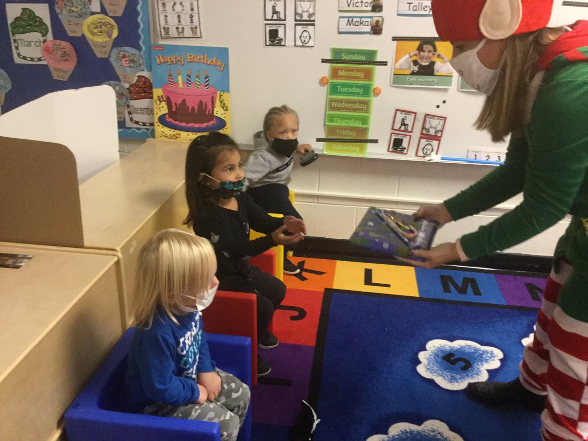 PreKHowe's tweet photo. Guess who came to visit Room 3 π
π @jsteinhilber22 @MichelleManis25 @Angel_TRex1 @EversMomof3 @foustc @NewHanoverCoSch @NHCSPreK #itsagreatdaytobeaHoweBear π» #nhcschat #SantaClaus #Leadelf #MerryChristmas https://t.co/nKgf2KuDIt