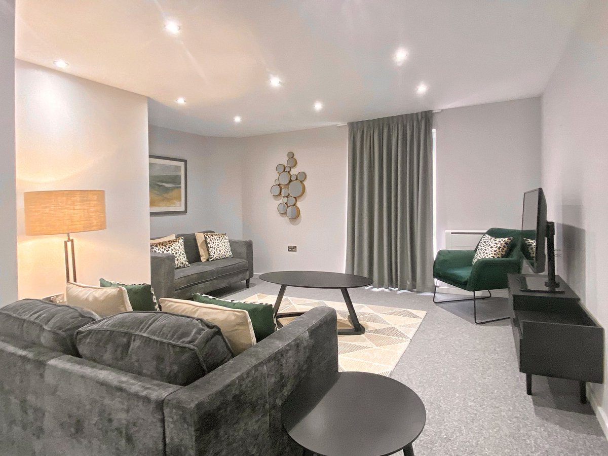 MailboxSPT's tweet photo. Are you looking for a new home for Christmas? Move-in to a 1 or 2 bedroom apartment from just £855pcm. Rent includes includes WiFi &amp; Water Bills and so much more. Book your viewing today by sending us a message. https://t.co/6Rmeu8azIi