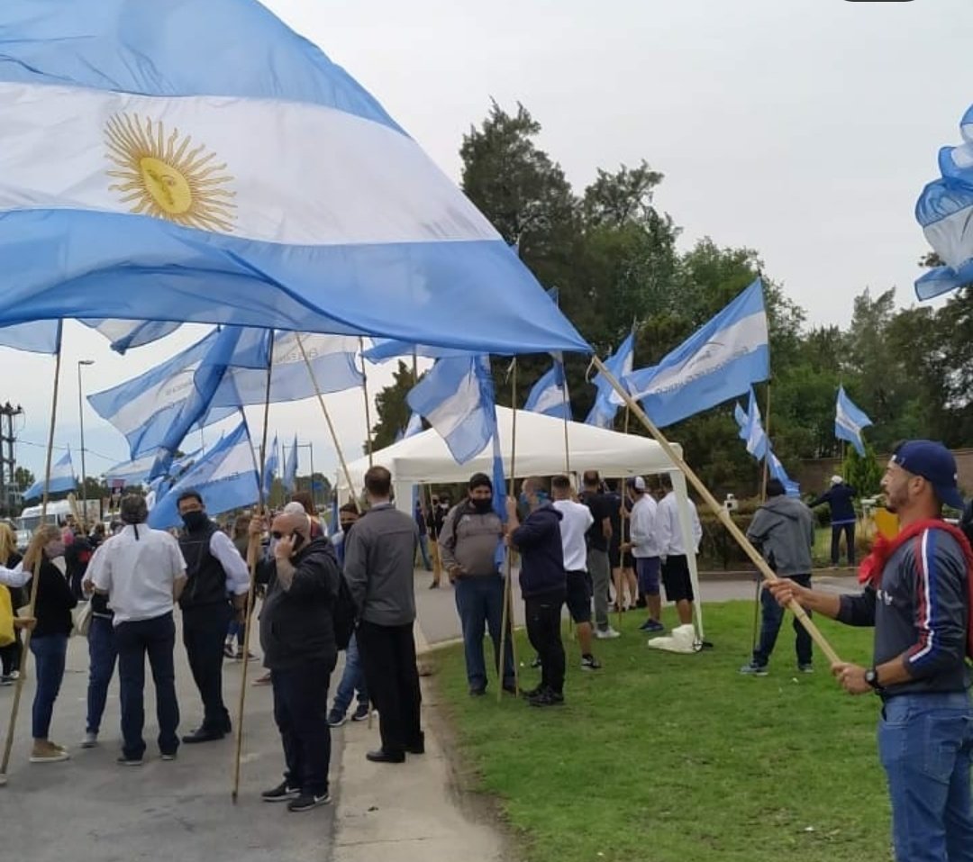 #Hoy Apoyamos la #Lucha del Sindicato Empleados de Comercio Rosario llevada adelante junto a #Trabajadores de #HeyLatam ante #Despidos arbitrarios de 300 compañer@s vulnerando la conciliación obligatoria del Ministerio de Trabajo de Santa Fe <a href="/robertosukerman/">Roberto Sukerman</a> <a href="/omarperotti/">Omar Perotti</a>