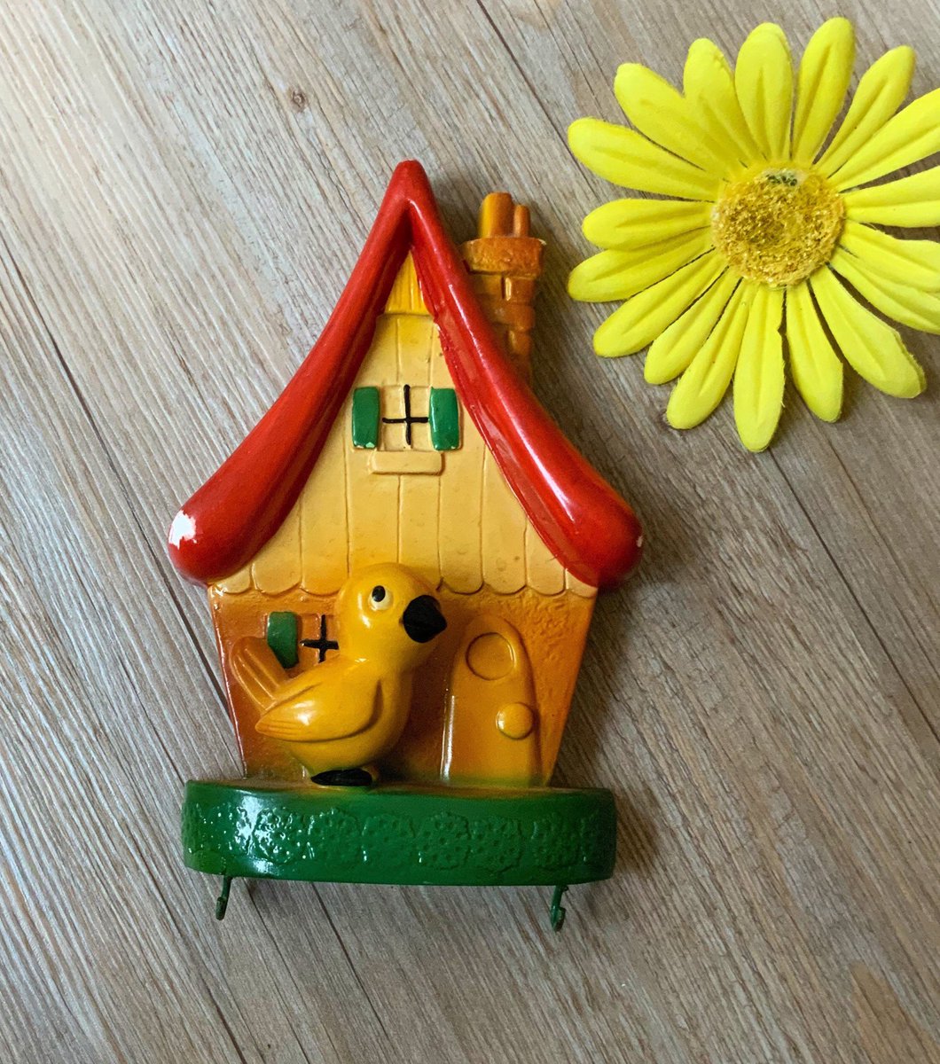 LadybugsTwo's tweet image. Vintage Yellow Bird Chalkware, Bird House, Chalk Ware, Miller Studios, Farmhouse Kitchen, Mid Century, Wall Hanging #etsy #housewarming #yellow #ceramicspottery #entryway #unframed #midcentury #valentinesday #red #yellowbird etsy.me/37hSLNQ