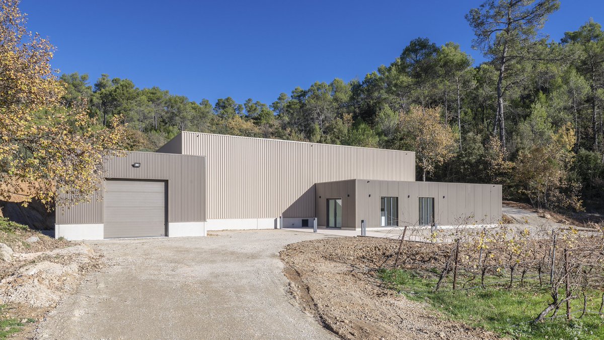 Benoit_Fil's tweet photo. Tour de force accompli par notre architecte et l’ensemble des entreprises pour construire le nouveau chai de la Bastide de Fave. Trois mois seulement entre les premiers coups de pelles donnés début juin et la vendange rentrée dans la nouvelle installation au mois de septembre ! https://t.co/GpPkmWJuK5