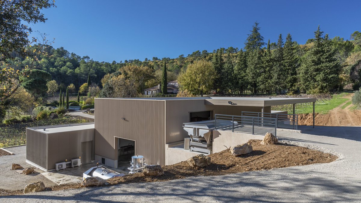 Benoit_Fil's tweet photo. Tour de force accompli par notre architecte et l’ensemble des entreprises pour construire le nouveau chai de la Bastide de Fave. Trois mois seulement entre les premiers coups de pelles donnés début juin et la vendange rentrée dans la nouvelle installation au mois de septembre ! https://t.co/GpPkmWJuK5