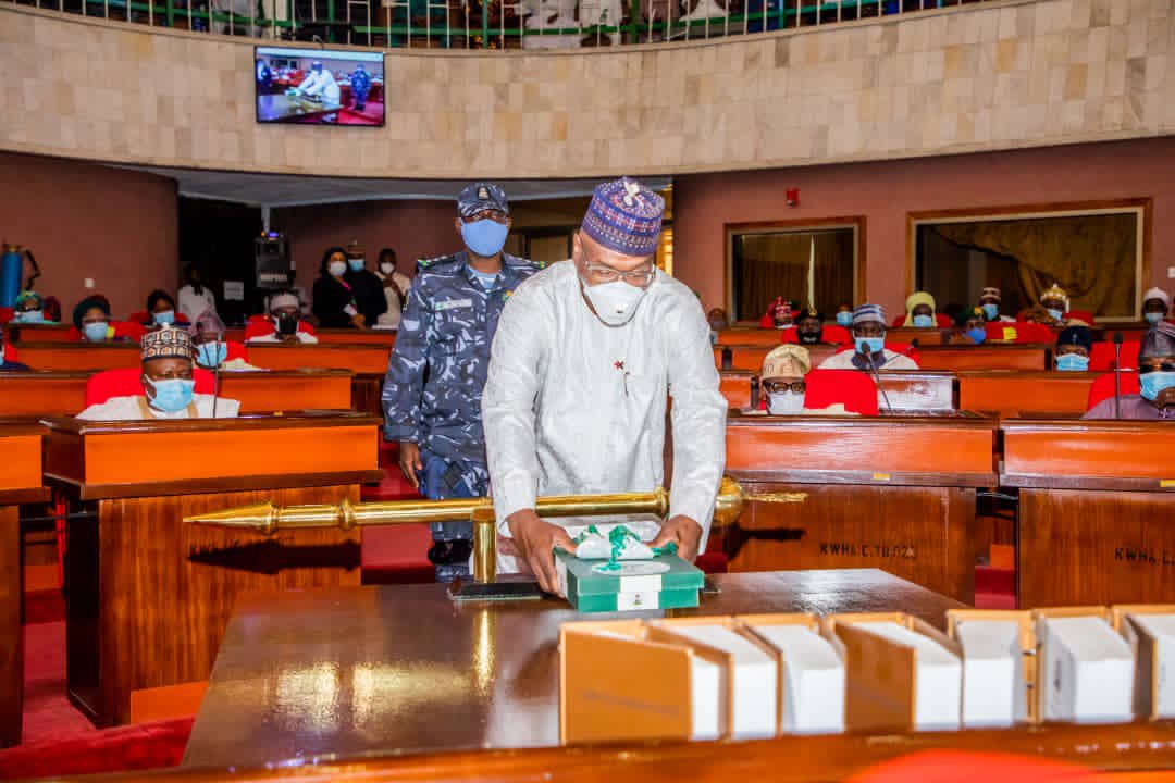 Abdullahilade's tweet photo. Kwara Governor @RealAARahman on Tuesday presented a budget proposal of N123,091,307,468 to the House of Assembly, describing the fiscal document as a product of wide consultations with the electorate and designed to reflect current economic challenges. #thread
#KwaraBudgetProcess https://t.co/cFM2fCdNxl
