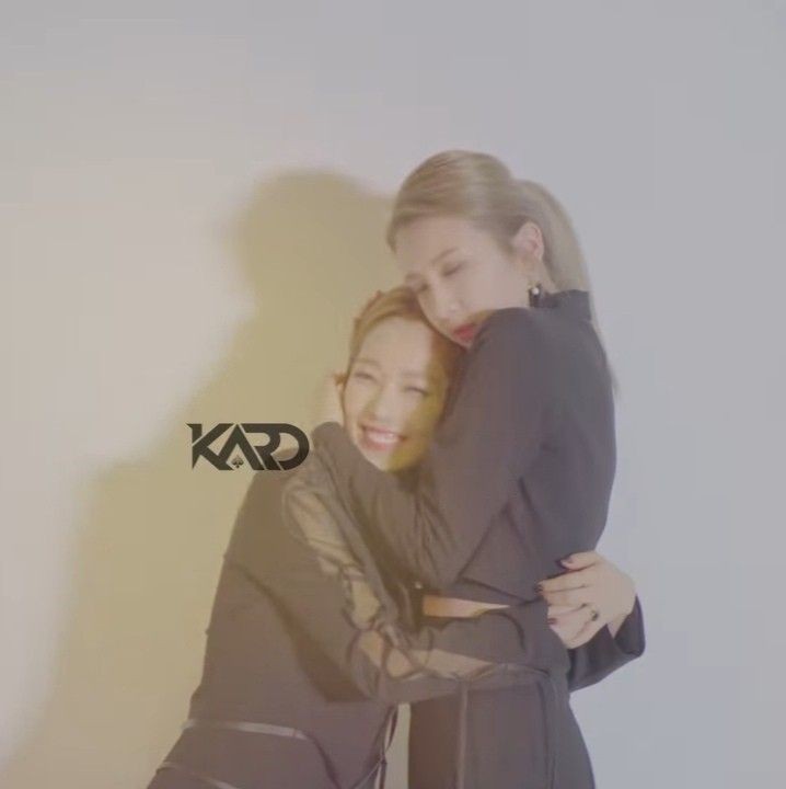 picsowoo's tweet photo. theyre always hugging https://t.co/kCPSXn0qYP
